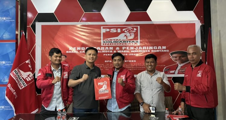 Tim Basri Rase wakili kembalikan formulir di PSI Bontang (dok: teraskata)