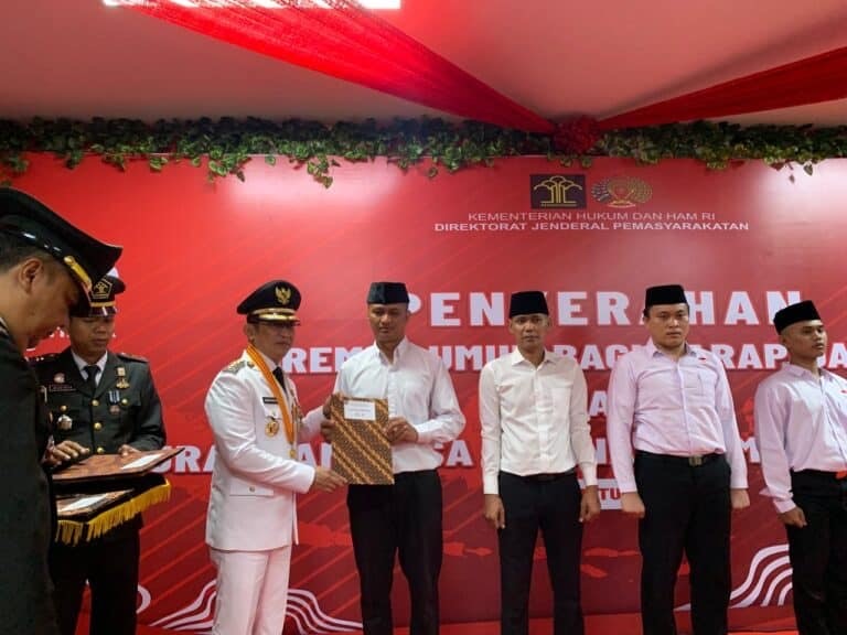 Wali Kota Balikpapan Serahkan Remisi Kepada 836 Warga Binaan