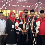 Bapaslon Kepala Daerah Kota Bontang Najirah-Aswar saat menggelar konferensi pers di halaman kantor KPU Bontang (dok: teraskata)