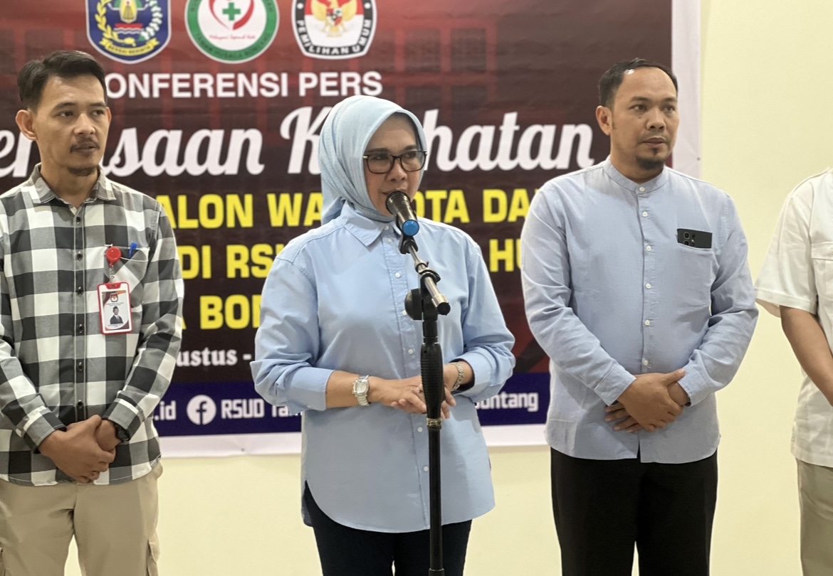 Bapaslon Najirah-Aswar didampingi KPU Bontang dalam konferensi pers setelah pemeriksaan kesehatan di RSUD Taman Husada Bontang (dok: teraskata)