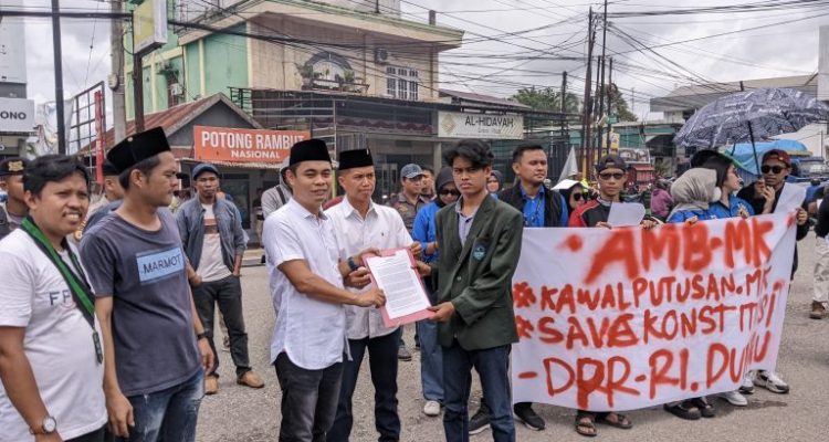 Dua Legislator Bontang Temui Massa Aksi, Janji Kawal Sampai Tuntas (dok: teraskata)