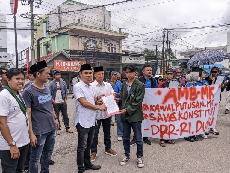 Dua Legislator Bontang Temui Massa Aksi, Janji Kawal Sampai Tuntas (dok: teraskata)