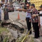 Pihak PUPR dan BPBD Samarinda tinjau lokasi jalan PM Noor yang amblas, Selasa (21/1/2025) (foto: katakaltim)