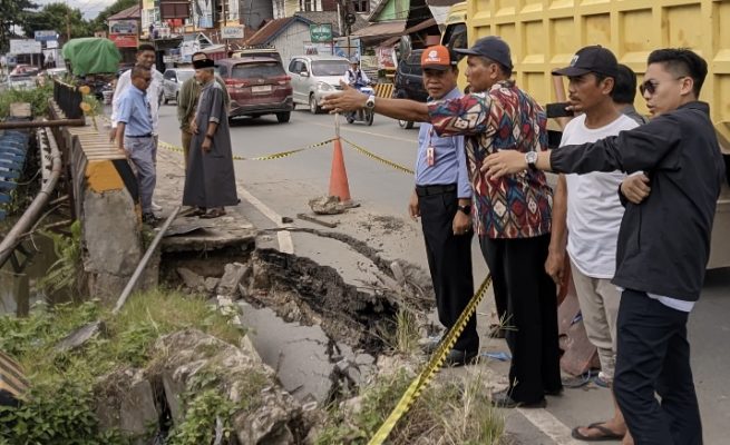 Pihak PUPR dan BPBD Samarinda tinjau lokasi jalan PM Noor yang amblas, Selasa (21/1/2025) (foto: katakaltim)