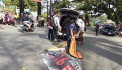 Kecelakaan terjadi di Jalan Soekarno – Hatta Km 9 tepat di depan SPBU Karang Joang, Balikpapan Utara Minggu 5 Januari 2025. (dok: hilman/katakaltim.com)