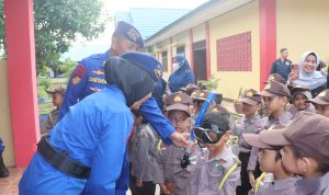 Polisi Sahabat Anak, Personel Direktorat Polisi Perairan dan Udara Polda Kaltim mendampingi Kunjungan Yayasan Rumah Auliyaa Diin di Mako Ditpolairud Polda Kaltim, Selasa 14 Januari 2025. (Dok: teraskata)