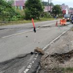 Badan jalan amblas di kawasan Desa Batuah, Kecamatan Loa Janan, Kabupaten Kutai Kartanegara (Kukar), Kamis 24 April 2025, malam. (Dok: teras)