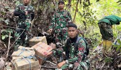 Satgas Pamtas RI-Malaysia Yonzipur 8/SMG gagalkan upaya penyelundupan minuman keras asal Malaysia, Sabtu 26 April 2025.