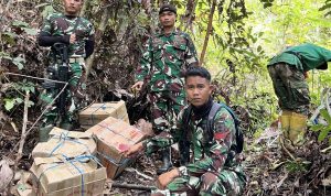 Satgas Pamtas RI-Malaysia Yonzipur 8/SMG gagalkan upaya penyelundupan minuman keras asal Malaysia, Sabtu 26 April 2025.