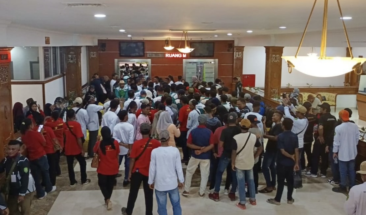 Buruh di Kutai Timur sambangi Kantor Bupati Kutim (dok: ist)