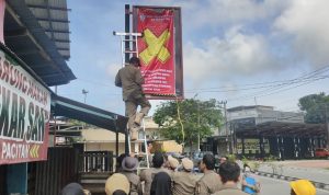 Penertiban reklame rokok di Balikpapan (dok: teras)