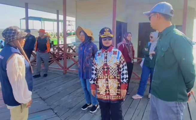 Wali Kota Bontang Neni Moerniaeni saat berkunjung ke objek wisata Bahari (dok: ist)