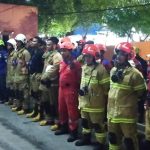 Para petugas pemadam Kebakaran yang melanda Gedung Dinas Kepemudaan, Olahraga dan Pariwisata (Dispopar) Kota Bontang, Jumat (23/5/2025) malam.