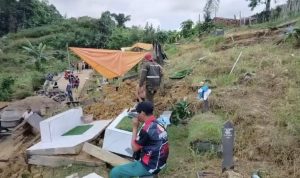 Puluhan makam longsor di Samarinda