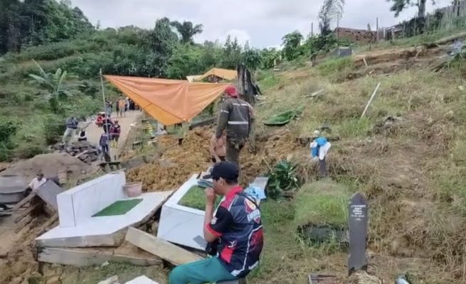 Puluhan makam longsor di Samarinda