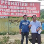 spanduk larangan segala bentuk kegiatan di area lokasi yang dianggap masih berperkara.