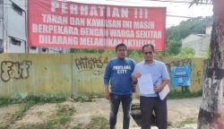 spanduk larangan segala bentuk kegiatan di area lokasi yang dianggap masih berperkara.