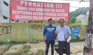 spanduk larangan segala bentuk kegiatan di area lokasi yang dianggap masih berperkara.