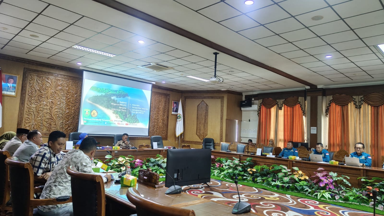 Jajaran pengurus Persatuan Purnabakti Karyawan (PPK) PT Kaltim Prima Coal (KPC) ketemu dewan di Gedung DPRD Kabupaten Kutai Timur (Kutim) (dok: teras)
