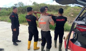 Sebuah mortir yang diduga sisa peninggalan Perang Dunia II dievakuasi Tim Penjinak Bom (Jibom) Satuan Brigade Mobil (Satbrimob) Polda Kaltim, Rabu 14 Mei 2025.