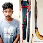 Pemuda mabuk bawa sajam