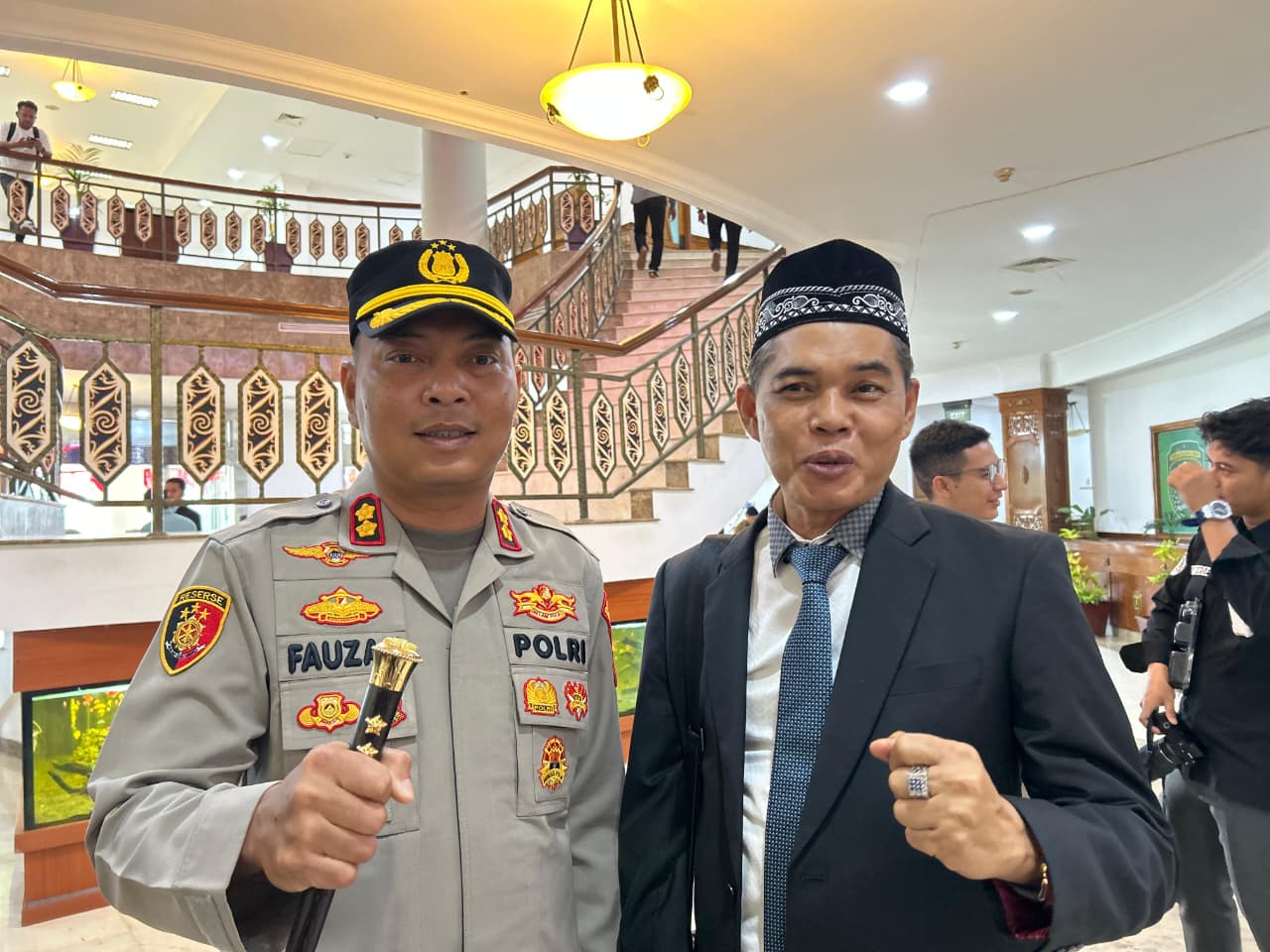 Kapolres Kutim, AKBP Fauzan Arianto (kiri) Kepala Disperindag Kutim, Nora Ramadani (kanan)