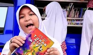 Salah seorang murid SD 011 Bontang Selatan memanfaatkan Perpustakaan Keliling milik Dinas Perpustakaan dan Kearsipan Kota Bontang, membaca buku, Rabu (29/10/2025).