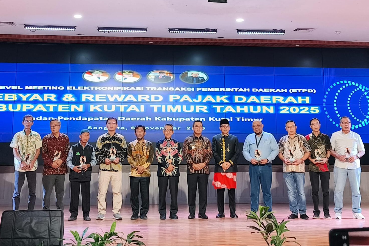 Bupati Kutim, Ardiansyah Sulaiman (enam dari kiri), Ketua DPRD Kutim, Jimmi (lima dari kiri), Wakil Bupati Kutim, Mahyunadi (enak dari kanan), dan Kepala Bapenda Kutai Timur, Syahfur (lima dari kanan) berfoto bersama para penerima penghargaan Wajib Pajak Teladan berfoto bersama usai acara Gebyar & Reward Pajak Kutim 2025 di Gedung Serbaguna Bukit Pelangi, Sangatta Utara, Kamis (6/11).