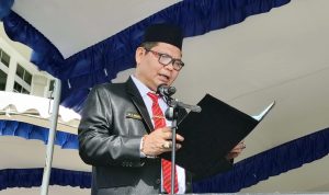 Kepala Dinsos Kutim, Ernata saat membacakan pesan Pahlawan Nasional di upacara peringatan Hari Pahlawan ke-80 tahun 2025 di Lapangan Kantor Bupati Kutim.