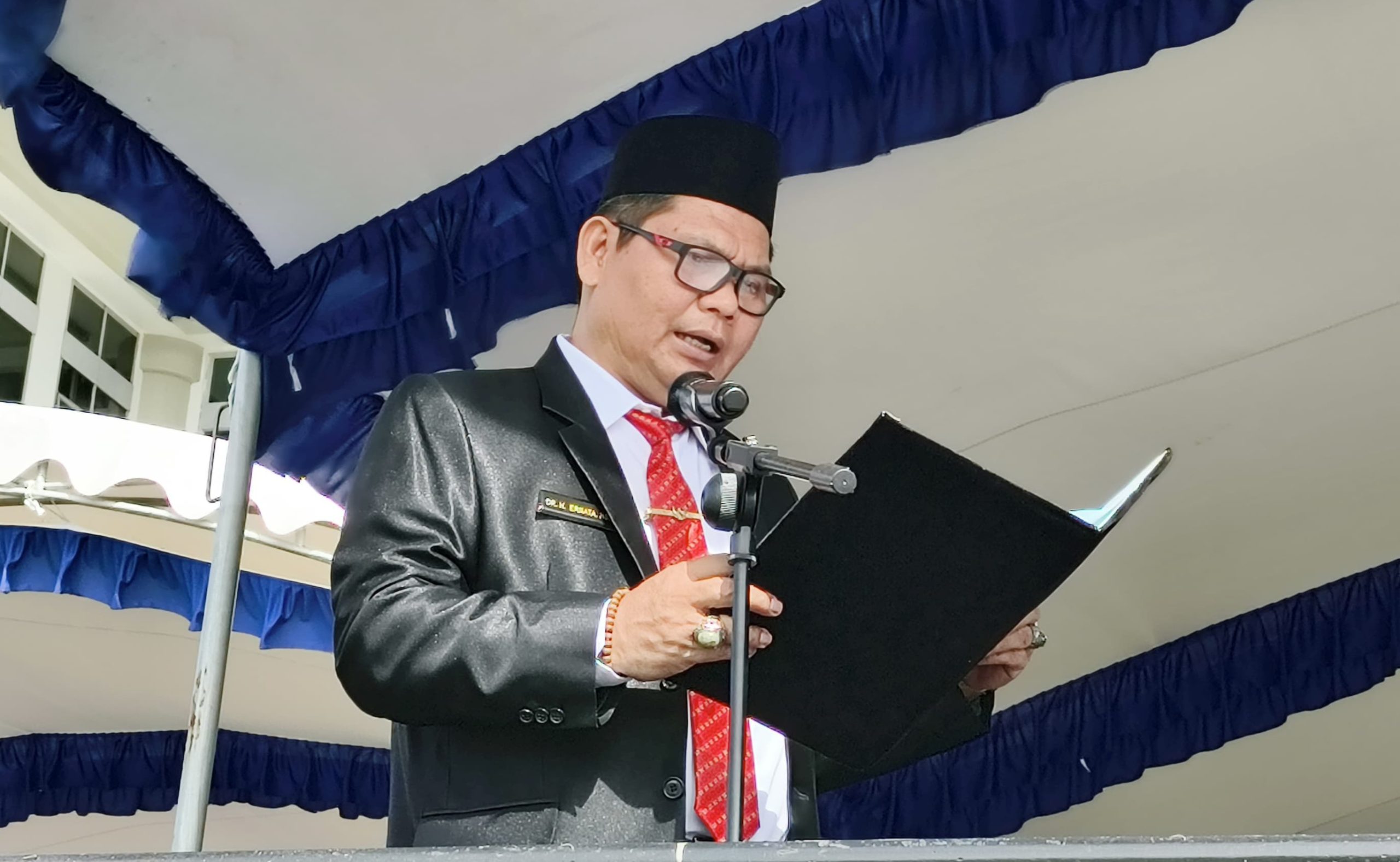 Kepala Dinsos Kutim, Ernata Kepala Dinsos Kutim, Ernata saat membacakan pesan Pahlawan Nasional di upacara peringatan Hari Pahlawan ke-80 tahun 2025 di Lapangan Kantor Bupati Kutim.