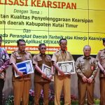 Dispusip Kutim anugerahkan penghargaan kepada Dinas Perumahan Rakyat dan Kawasan Permukiman, Dinas Lingkungan Hidup, dan Dinas Perhubungan atas kinerja unggul dalam pengelolaan arsip tahun 2025.