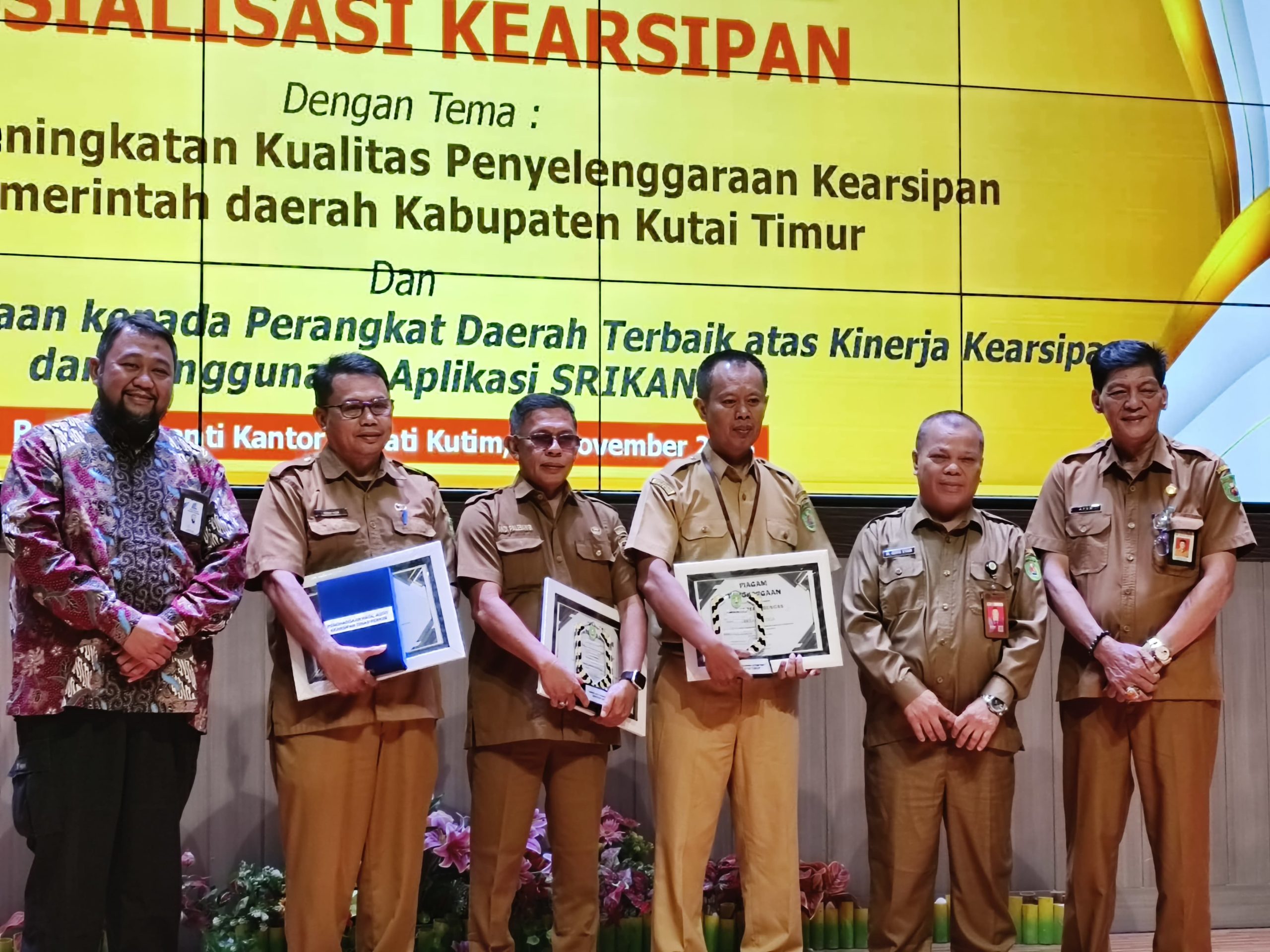 Dispusip Kutim anugerahkan penghargaan kepada Dinas Perumahan Rakyat dan Kawasan Permukiman, Dinas Lingkungan Hidup, dan Dinas Perhubungan atas kinerja unggul dalam pengelolaan arsip tahun 2025.