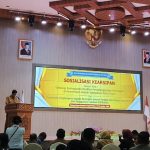 Dispusip Kutim anugerahkan penghargaan kepada OPD terbaik penggunaan aplikasi SRIKANDI dalam pengelolaan arsip berbasis digital dalam agenda sosialisasi kearsipan.