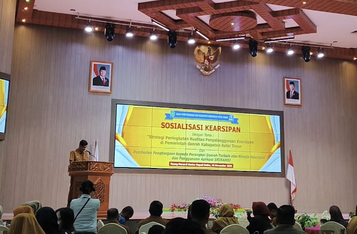 Dispusip Kutim anugerahkan penghargaan kepada OPD terbaik penggunaan aplikasi SRIKANDI dalam pengelolaan arsip berbasis digital dalam agenda sosialisasi kearsipan.