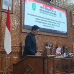 Pandi Widiarto mewakili Fraksi Demokrat DPRD Kutai Timur (Kutim) menyampaikan pandangan atas Nota Penjelasan Pemerintah terkait Raperda APBD Kutim 2026.
