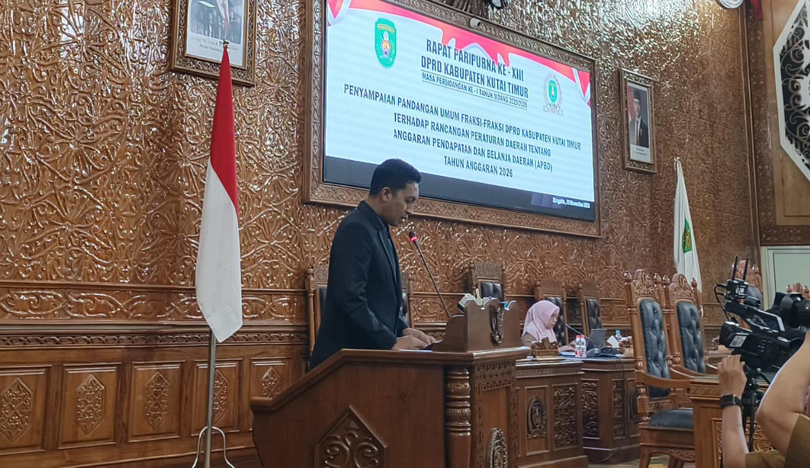 Pandi Widiarto mewakili Fraksi Demokrat DPRD Kutai Timur (Kutim) menyampaikan pandangan atas Nota Penjelasan Pemerintah terkait Raperda APBD Kutim 2026.