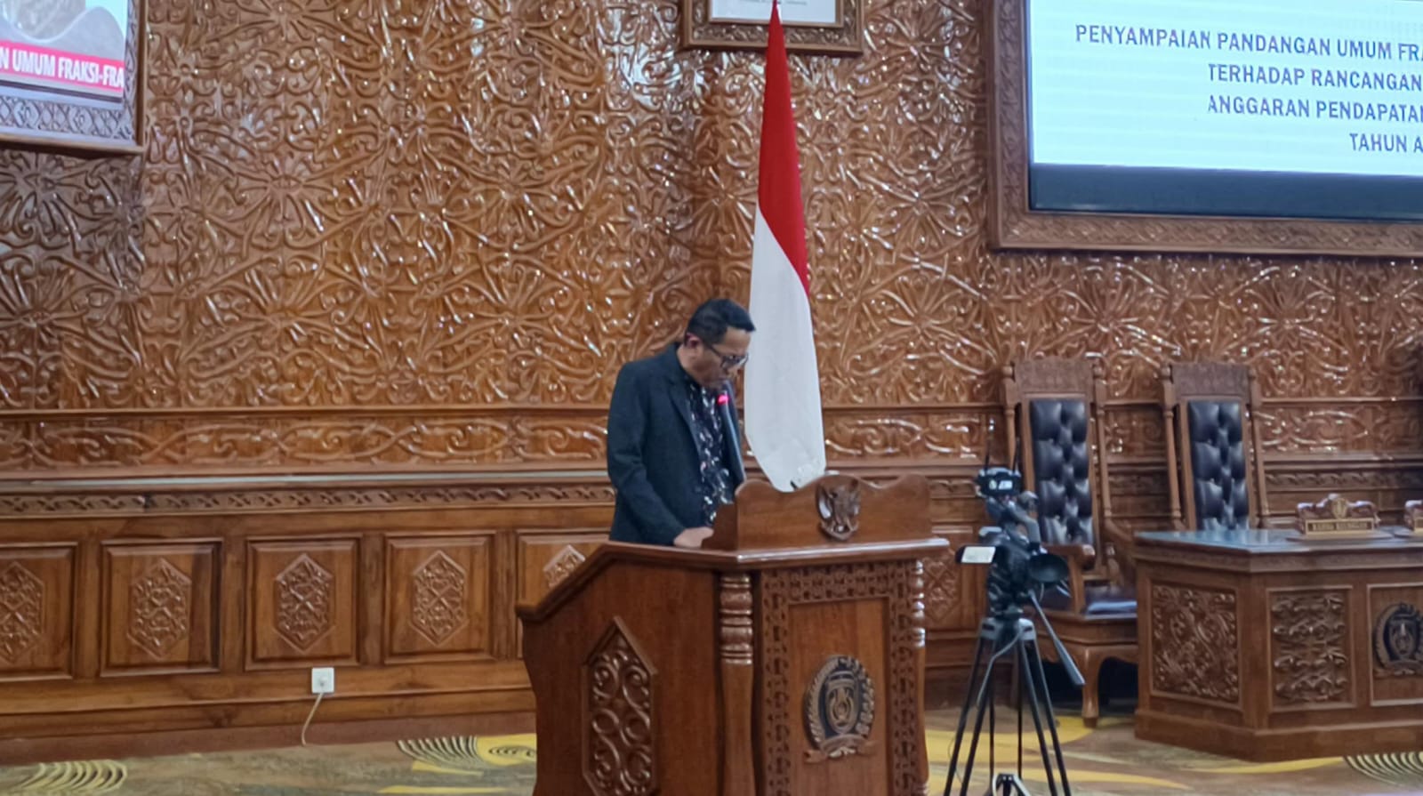 Fraksi Golkar DPRD Kutai Timur, diwakili Kari Palimbong menyampaikan Pandangan terhadap Nota Penjelasan Pemerintah atas Raperda APBD 2026.