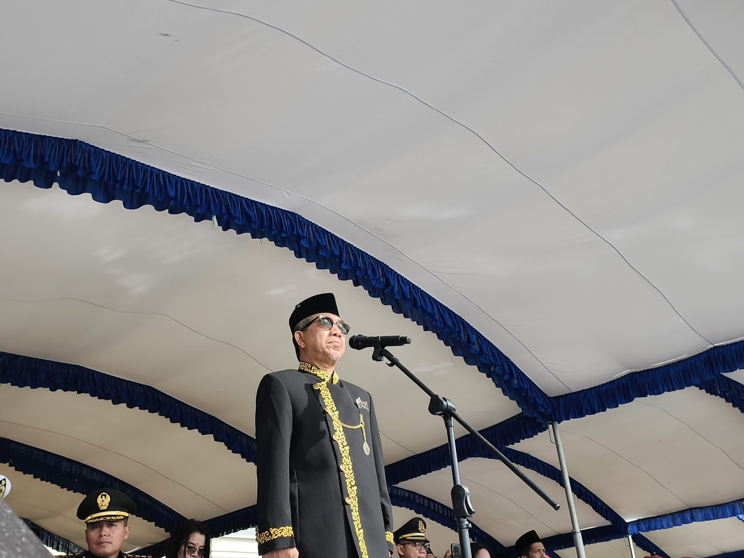 Bupati Kutim, Ardiansyah Sulaiman memimpin Upara Hari Guru di Halaman Kantor Bupati Kutim.