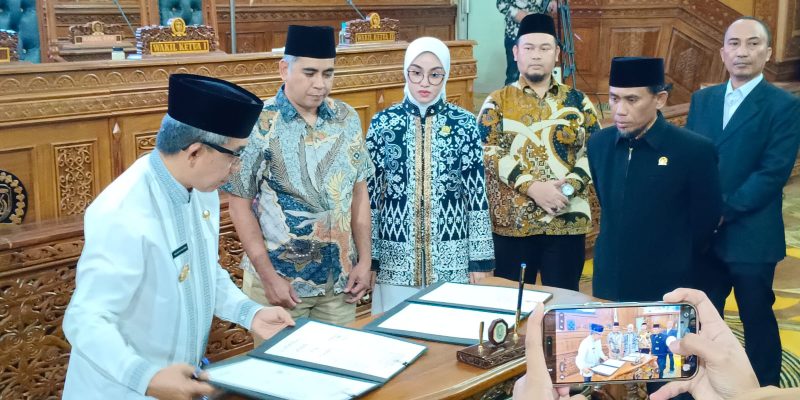 Penandatanganan nota kesepakatan bersama Pimpinan DPRD terkait pengesahan APBD 2026.