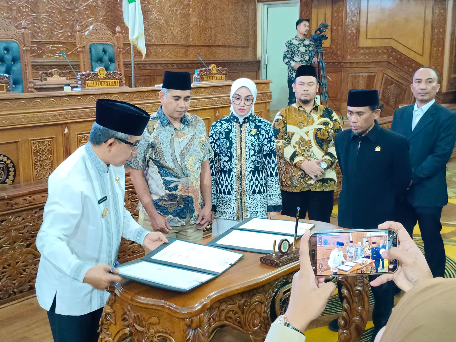 Penandatanganan nota kesepakatan bersama Pimpinan DPRD terkait pengesahan APBD 2026.