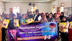 Ketua DPD Nasdem Kutai Timur, H. Arfan, S.E., M.SI membagikan sembako ke Warga Kecamatan Bengalon, di Desa Sepaso Barat, Minggu (2/11/2025).