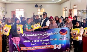 Ketua DPD Nasdem Kutai Timur, H. Arfan, S.E., M.SI membagikan sembako ke Warga Kecamatan Bengalon, di Desa Sepaso Barat, Minggu (2/11/2025).