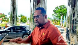Anggota DPRD Kutim, Faizal diwawncarai wartawan usai rapat Badan Anggaran DPRD Kutim, Senin (4/11/2025).