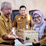 Penyerahan tablet secara simbolis oleh Kepala Disdikbud, Abdu Safa Muha kepada kepala sekolah SMP Negeri disaksikan Asisten II Pemkot Bontang, Sony Suwito.