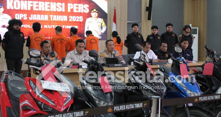 AKBP Fauzan Arianto saat jumpa pers di Auditorium Polres Kutim, Jumat (7/11/2025).