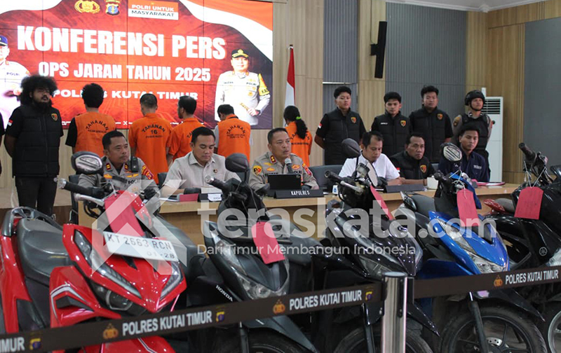 AKBP Fauzan Arianto saat jumpa pers di Auditorium Polres Kutim, Jumat (7/11/2025).