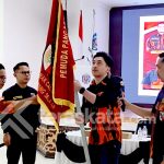 Penyerahan bendera pataka organisasi Sapma PP kepada ketua terpilih Muhammad Shendy Abiyyu Badi.