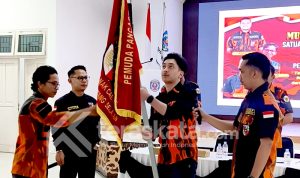 Penyerahan bendera pataka organisasi Sapma PP kepada ketua terpilih Muhammad Shendy Abiyyu Badi.
