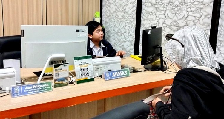 teraskata - Suasana pelayanan di Kantor DPMPTSP Kota Bontang.