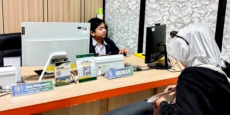 teraskata - Suasana pelayanan di Kantor DPMPTSP Kota Bontang.